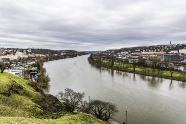 Vysehrad antik duvarlar Vltava Nehri'nin çarpıcı manzaralarına sahip olan ufuk ötesine gider ve yoğun çek ormanlarda kaybolur.