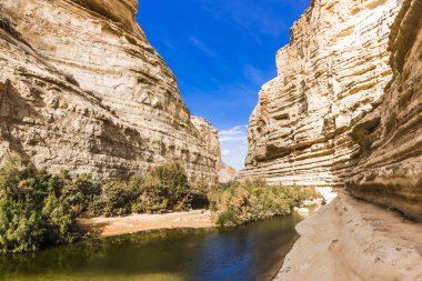 Rocky Dağları ile sarp yamaçlar Negev Çölü'nde düz kayalık bir düz parlak güneş ışınları tarafından aydınlatılmış.