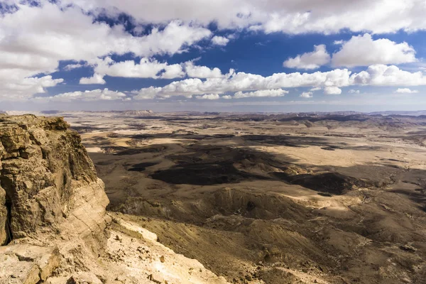 Rocky Dağları ile sarp yamaçlar Negev Çölü'nde düz kayalık bir düz parlak güneş ışınları tarafından aydınlatılmış.