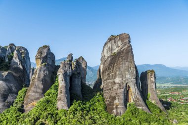 Yunanistan orta kısmında Teselya düz üzerinde yüksek kayalıklarla genç dağ meşe ormanı ile çevrilidir.