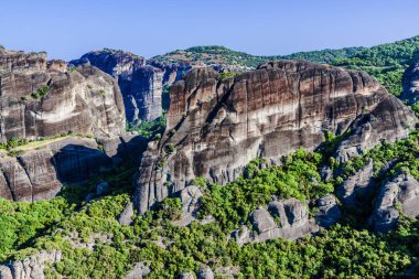 Antik manastır kutsal meteorlar Thessaly Yunanistan orta kısmında yüksek kayalıklarla düz yer alan.