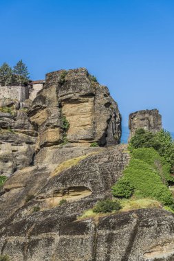 Yunanistan orta kısmında Teselya düz üzerinde yüksek kayalıklarla genç dağ meşe ormanı ile çevrilidir.