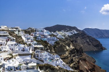 Oia, Santorini, renkli evlerde eski bir yanardağ Caldera çevreleyen sarp uçurumlarda bulunur.
