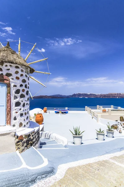 Picturesque Windmill Steep Coast Santorini Island Overlooking Caldera Ancient Volcano — Stock Photo, Image