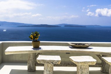 Güzel manzara, Santorini Adası ile büyük bir ahşap tabloda portakal ağacı. Teras eski bir yanardağ Caldera'nın çarpıcı manzaralarını sunmaktadır.