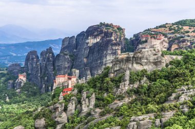 Antik manastır kutsal meteorlar Thessaly Yunanistan orta kısmında yüksek kayalıklarla düz yer alan.