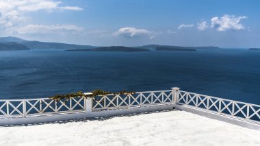 Yunan adası Santorini üzerinde eski bir yanardağ Caldera bakan Akdeniz kıyısında pitoresk bir teras.