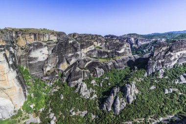 Dik kayalıklarla çevrili büyük meteorlar dağ meşe ormanı ile pitoresk bir dağ.