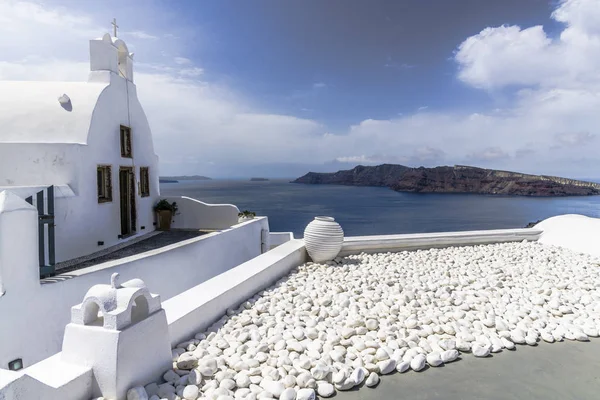 Erkélyről Kis Festői Görög Templom Oia Santorini Sziget Közelében Kínál — Stock Fotó