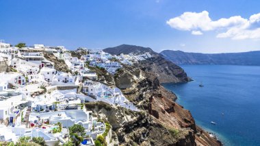 Oia, Santorini, dar sokaklarında Tamam Ege Denizi sularının üzerinde derin bir uçurum kenarında geçirin..