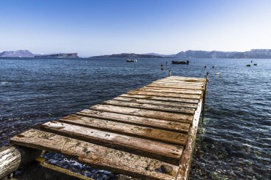 Santorini Adası üzerinde kayalık Akdeniz sahilinde eski dalgalı footway.