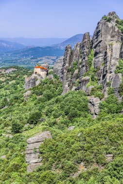 Büyük meteorlar manastır genç meşe ormanıyla çevrili yüksek kayalıklarla üzerine inşa.