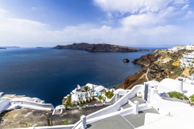 Oia şehir Santorini Adası üzerinde dar sokakta terastan Ege Denizi ve eski bir yanardağ Caldera çarpıcı görünümünü açar.