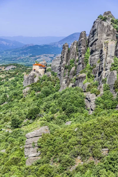 Büyük meteorlar manastır genç meşe ormanıyla çevrili yüksek kayalıklarla üzerine inşa.