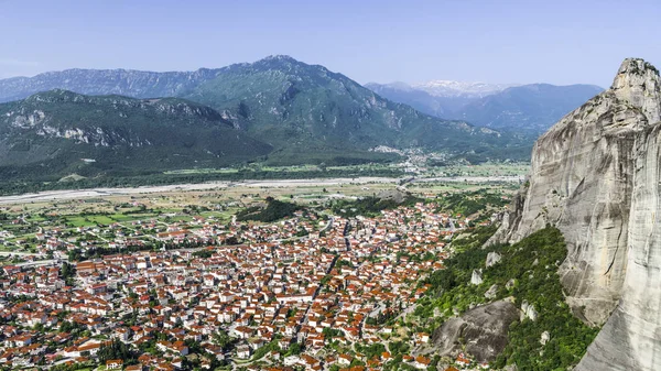 Küçük kasaba Kalambaka üzerinde büyük meteorlar manastırlar inşa yüksek kayalıklar dibinde yer alır.