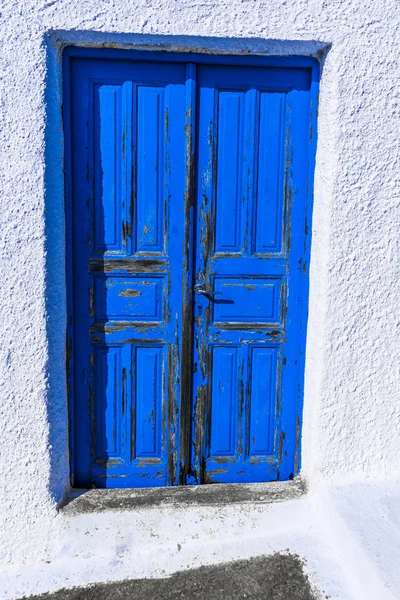 Porta Azul Brilhante Uma Pequena Casa Grega Uma Rua Estreita — Fotografia de Stock