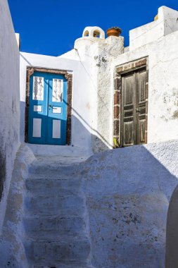 Dar bir taş merdiven ahşap kapılar küçük bir Yunan evde Santorini Adası üzerinde yol açar.