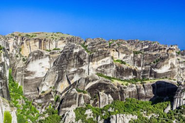 Dik kayalıklarla çevrili büyük meteorlar dağ meşe ormanı ile pitoresk bir dağ.