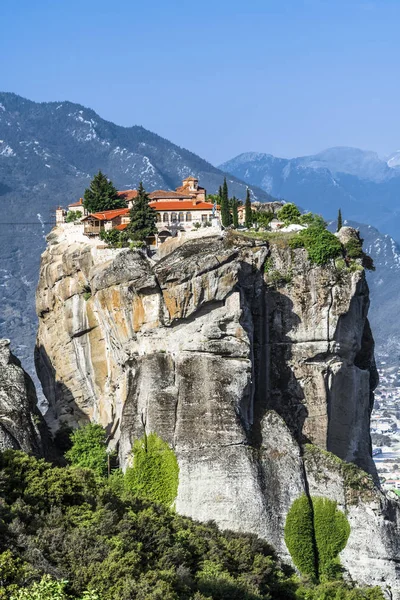 St. Varlaam Ortodoks Manastırı dik kaya içinde kutsal meteorlar üst kısmında yer alır.
