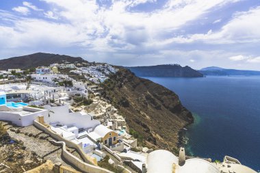 Oia, Santorini, renkli evlerde eski bir yanardağ Caldera çevreleyen sarp uçurumlarda bulunur.