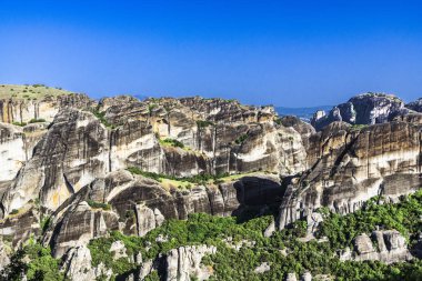 Dik kayalıklarla çevrili büyük meteorlar dağ meşe ormanı ile pitoresk bir dağ.