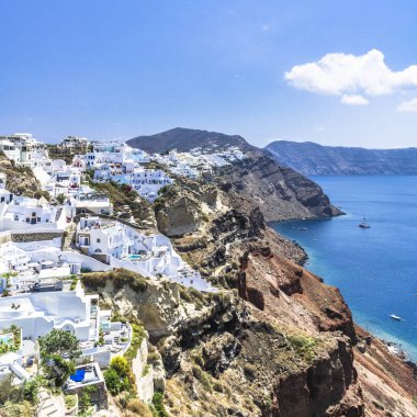 Oia, Santorini, renkli evlerde eski bir yanardağ Caldera çevreleyen sarp uçurumlarda bulunur.