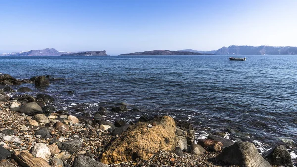Santorini dik sahil için sessiz Bay balıkçı tekneleri ile ve de yanı sıra bir antik volkan Caldera Fira şehir ve Oia görüntüleme.