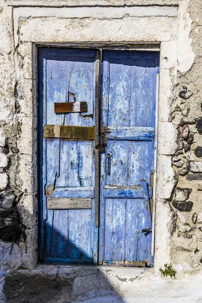 Porta Azul Brilhante Uma Pequena Casa Grega Uma Rua Estreita — Fotografia de Stock