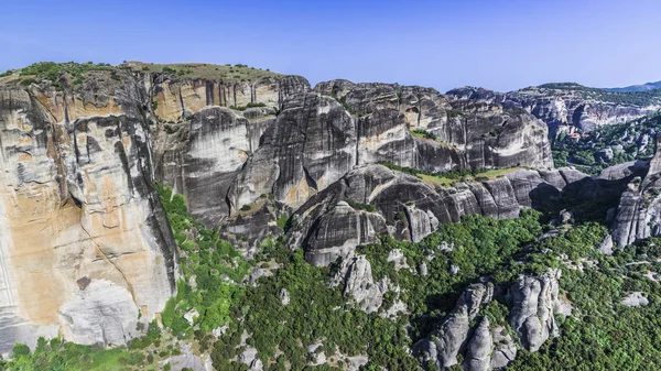 Dik kayalıklarla çevrili büyük meteorlar dağ meşe ormanı ile pitoresk bir dağ.