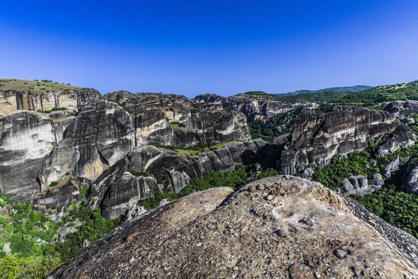 Dik kayalıklarla çevrili büyük meteorlar dağ meşe ormanı ile pitoresk bir dağ.