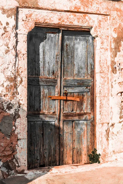 Uma Porta Madeira Velha Tons Azuis Desmoronou Uma Rua Estreita — Fotografia de Stock