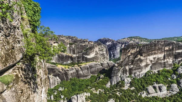 Dik kayalıklarla çevrili büyük meteorlar dağ meşe ormanı ile pitoresk bir dağ.
