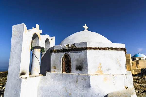Küçük bir yarım daire biçimli bir kubbe ve küçük çan kulesi ile Ortodoks Kilisesi ile Ege Denizi üzerinde bir Villa bir tepenin kenarında duruyor.