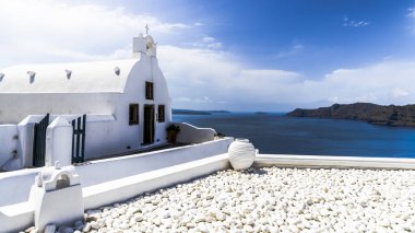 Balkon Oia Santorini Adası üzerinde küçük pitoresk Rum Kilisesi yakınındaki antik bir yanardağ Caldera pitoresk bir manzarasını sunmaktadır..