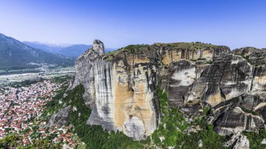 Dik kayalıklarla çevrili büyük meteorlar dağ meşe ormanı ile pitoresk bir dağ.