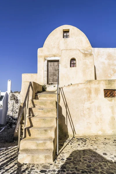 Una Pequeña Casa Piedra Piso Con Techo Semicircular Encuentra Borde — Foto de Stock