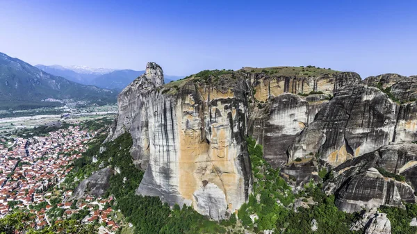 Dik kayalıklarla çevrili büyük meteorlar dağ meşe ormanı ile pitoresk bir dağ.