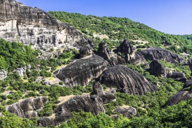 Dik kayalıklarla çevrili büyük meteorlar dağ meşe ormanı ile pitoresk bir dağ.