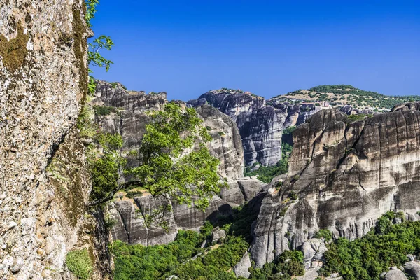 Dik kayalıklarla çevrili büyük meteorlar dağ meşe ormanı ile pitoresk bir dağ.