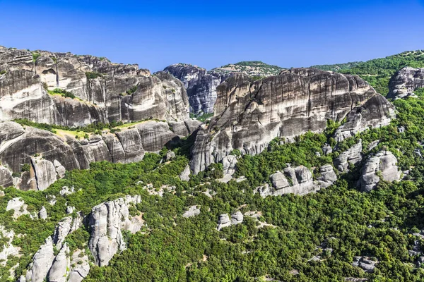 Dik kayalıklarla çevrili büyük meteorlar dağ meşe ormanı ile pitoresk bir dağ.
