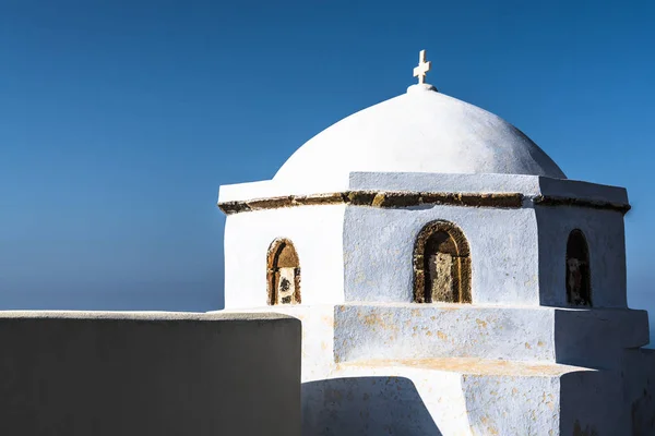 Cúpula Blanca Una Pequeña Iglesia Ortodoxa Griega Una Calle Estrecha — Foto de Stock