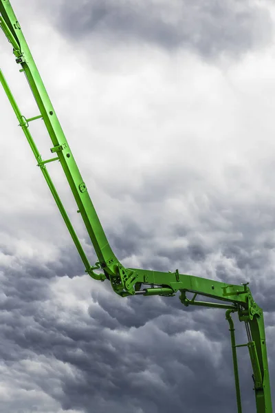 Drei Grüne Knie Auto Betonpumpe Auf Dem Hintergrund Von Wolken — Stockfoto