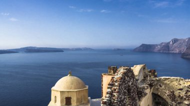 Yıkık Ortodoks Kilisesi Oia şehir Santorini Adası üzerinde dik dik kıyısında yer alır. Harap duvarları güzel eski bir yanardağ Caldera ve Ege Denizi manzaralıdır.