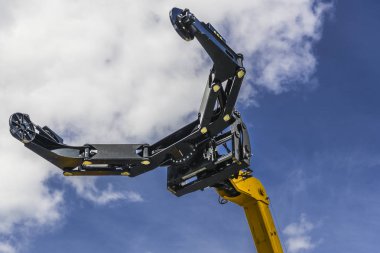 Bulutlar ve fırtına gökyüzü arka plan üzerinde üç yeşil diz araba beton pompası.