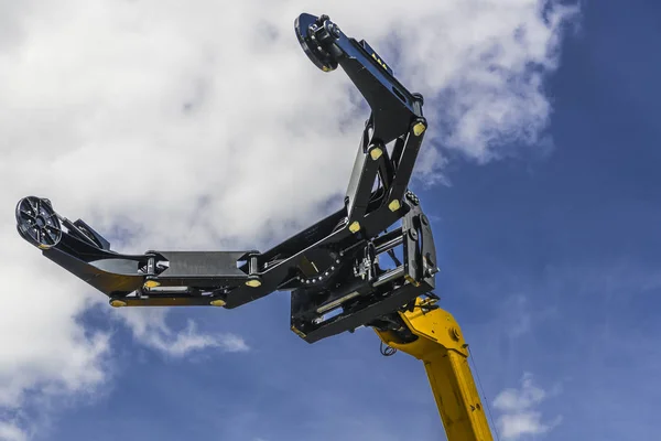 Drei Grüne Knie Auto Betonpumpe Auf Dem Hintergrund Von Wolken — Stockfoto