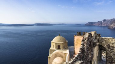 Yıkık Ortodoks Kilisesi Oia şehir Santorini Adası üzerinde dik dik kıyısında yer alır. Harap duvarları güzel eski bir yanardağ Caldera ve Ege Denizi manzaralıdır.