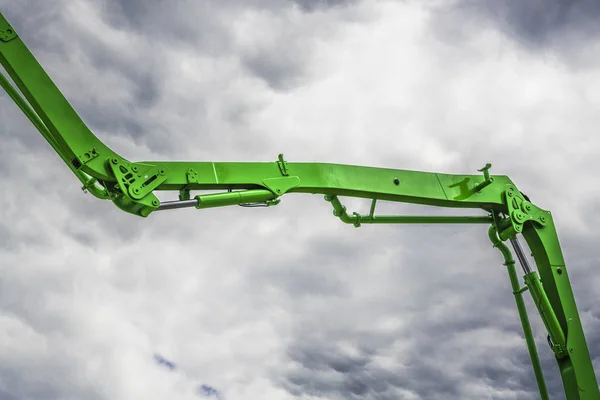 Drei Grüne Knie Auto Betonpumpe Auf Dem Hintergrund Von Wolken — Stockfoto