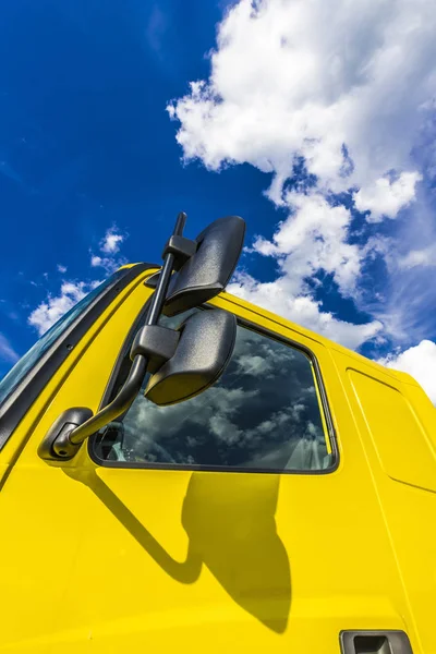 Witte Cumulus Wolken Blauwe Hemel Worden Weerspiegeld Zijruiten Achteruitkijkspiegels Van — Stockfoto