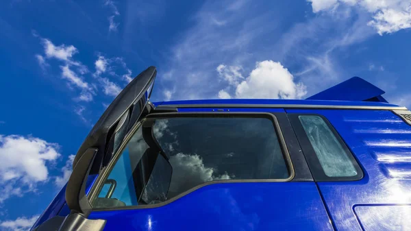 Witte Cumulus Wolken Blauwe Hemel Worden Weerspiegeld Zijruiten Achteruitkijkspiegels Van — Stockfoto