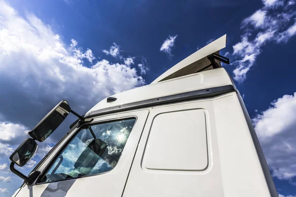 Nuvens Cúmulo Branco Céu Azul São Refletidas Nas Janelas Laterais — Fotografia de Stock